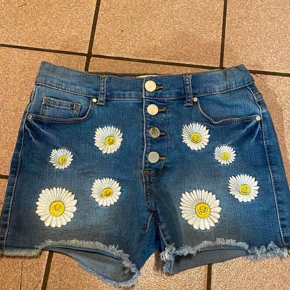 Kids denim shorts with beautiful flower design!